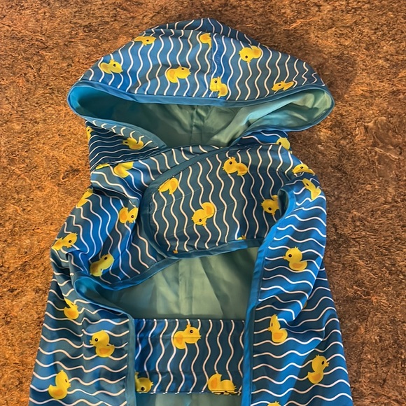 🐤🐾☔️🌦️NWOT Rubber Ducky Hooded Dog Adjustable Velcro Closure Raincoat 🐾💛💙 - Picture 8 of 12
